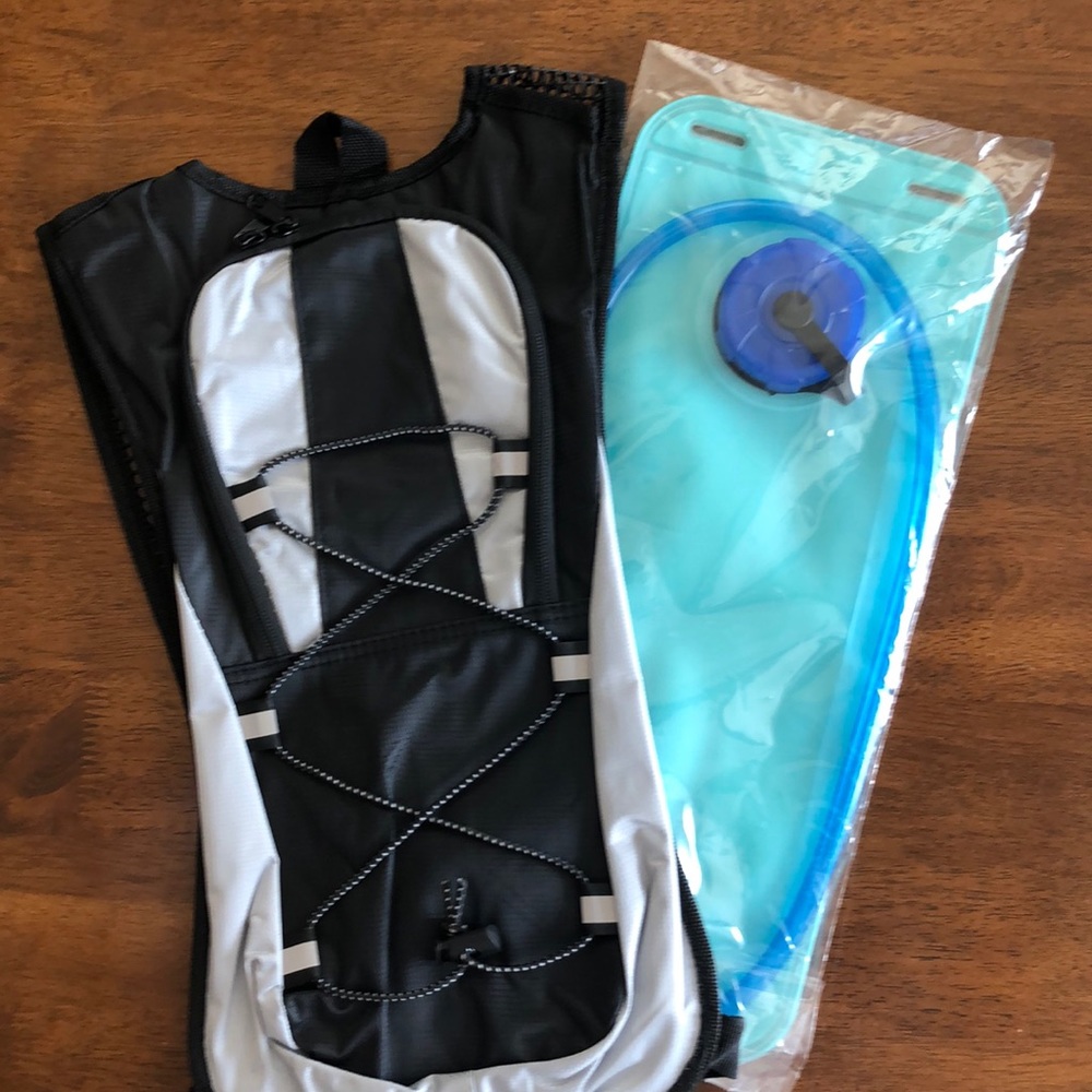 NWOT KOOVAGI Hydration Backpack with CHERAINTI Water Bladder